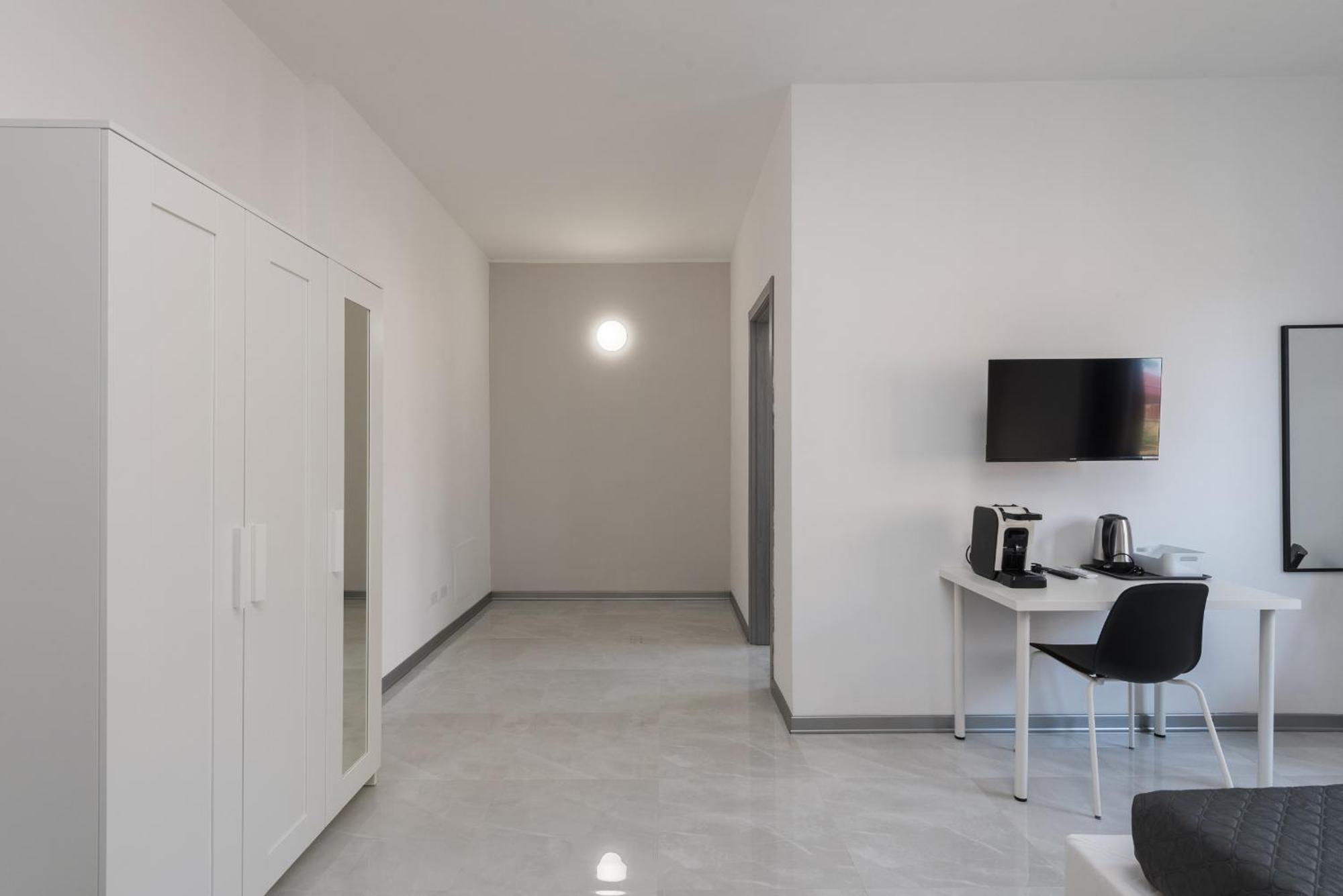 Travelershome Ciampino Airport Guesthouse 600M To Airport ภายนอก รูปภาพ