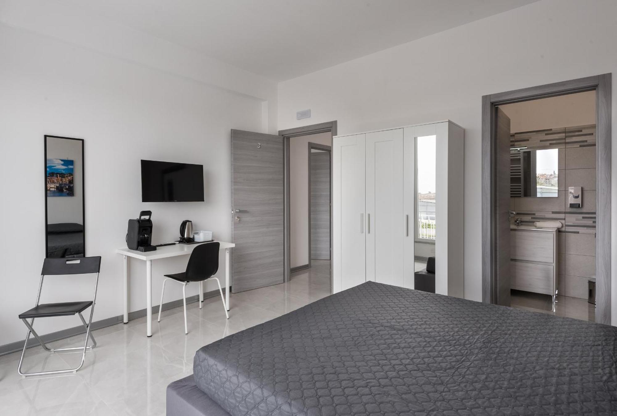 Travelershome Ciampino Airport Guesthouse 600M To Airport ภายนอก รูปภาพ