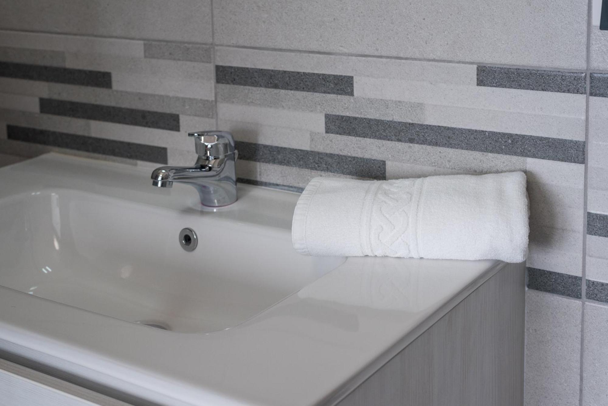 Travelershome Ciampino Airport Guesthouse 600M To Airport ภายนอก รูปภาพ