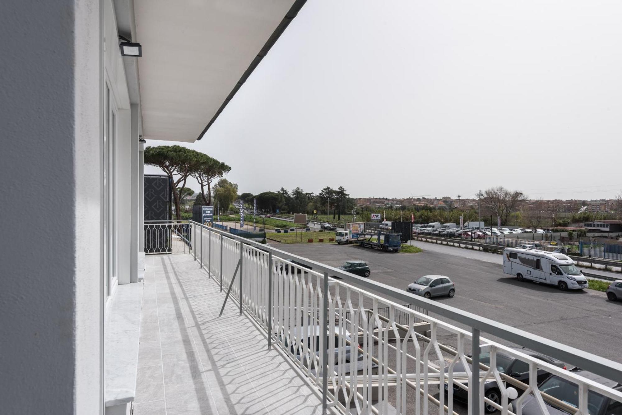 Travelershome Ciampino Airport Guesthouse 600M To Airport ภายนอก รูปภาพ