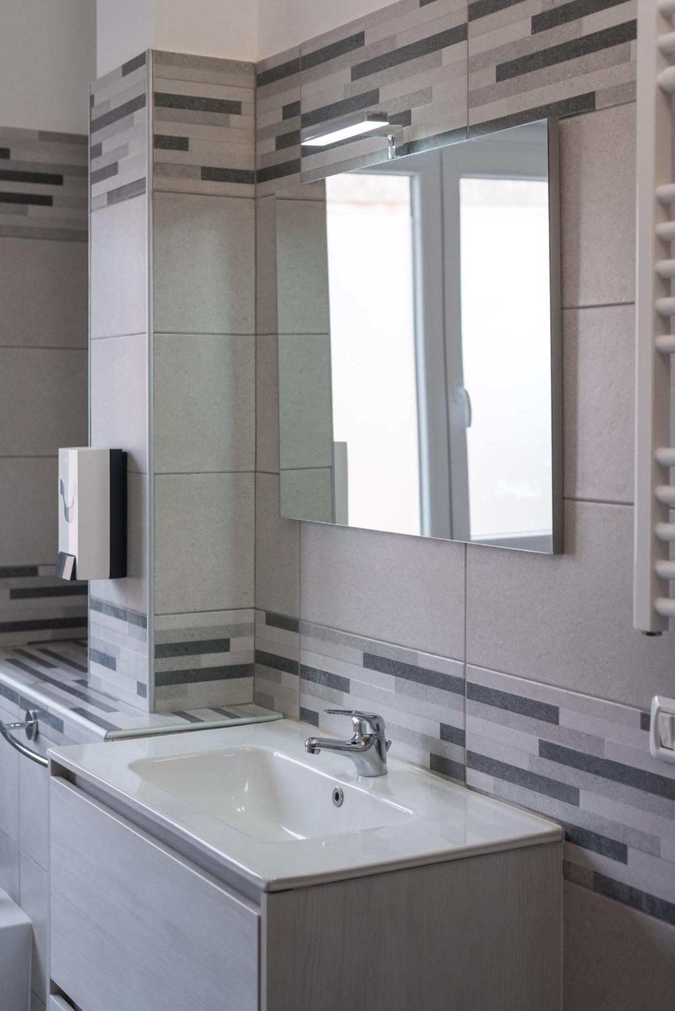 Travelershome Ciampino Airport Guesthouse 600M To Airport ภายนอก รูปภาพ